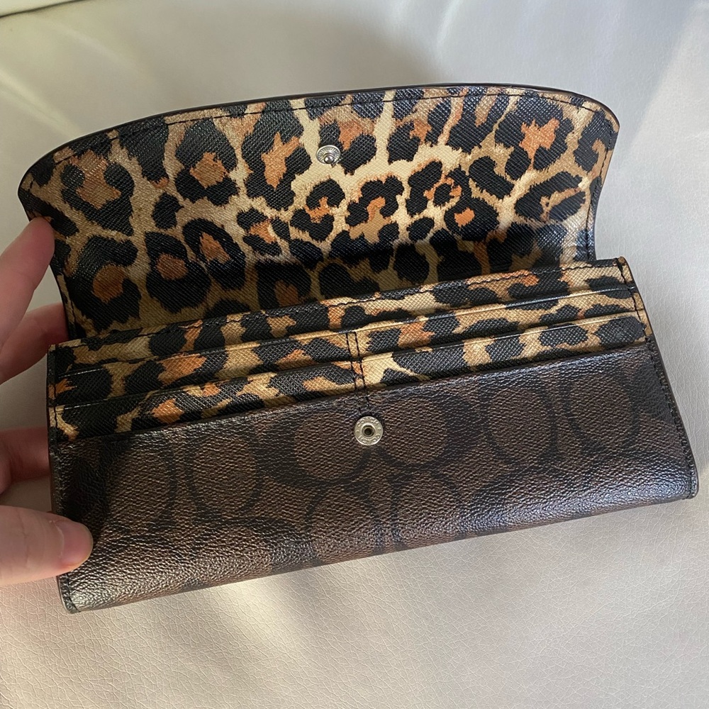 Coach wallet with leopard interio4